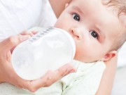 Yêu con - Cho con bú bình mà phạm phải các sai lầm này, bố mẹ dễ gây tử vong cho con