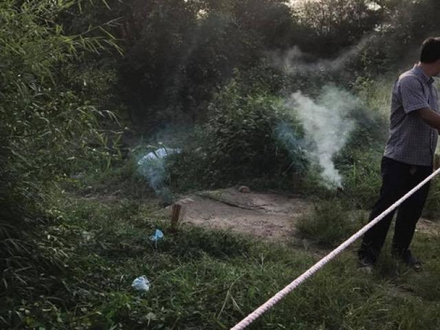 Phát hiện xác nữ khỏa thân trong bao tải bên đường