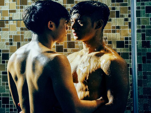 Đức Tuấn gây chú ý khi khoe body 6 múi, thân mật cùng mỹ nam trong MV mới
