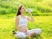 Sức khỏe - Tác hại không ai ngờ tới khi mẹ bầu uống nước trực tiếp từ chai nhựa