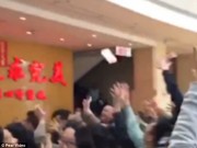 Tin tức - Sếp rải “mưa tiền” lì xì nhân viên sau Tết khiến nhiều người ngỡ ngàng