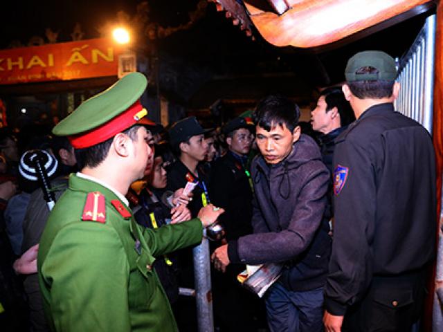 Trắng đêm vạ vật trong giá lạnh chờ xin ấn đền Trần