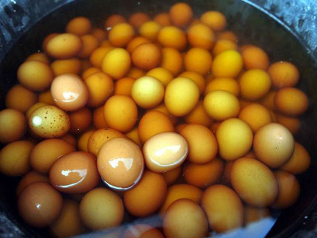 Món trứng luộc từ nước tiểu của bé trai có mùi vị ra sao?
