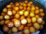 Bếp Eva - Món trứng luộc từ nước tiểu của bé trai có mùi vị ra sao?