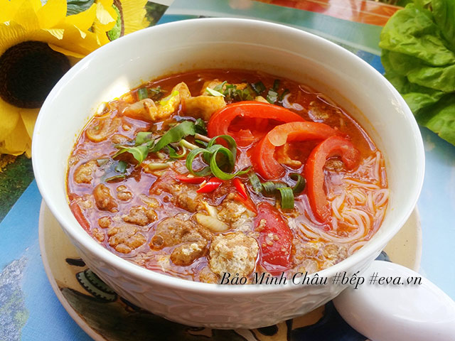 Bữa sáng đã miệng với bún riêu cua nóng hổi