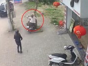 Clip Eva - Video: Mẹ quên tắt máy để con vặn tay ga khiến cả hai mẹ con tông vào gốc cây