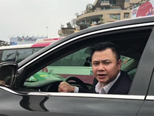 Video: Tự Long trêu đùa Mỹ Dung trên đường đi đám hỏi MC Thành Trung