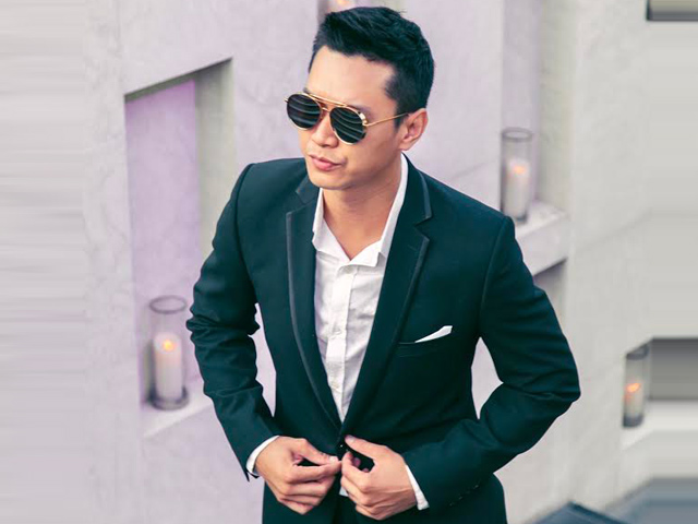 Siêu mẫu Hồ Đức Vĩnh đốn tim phái đẹp với vest và kính hàng hiệu