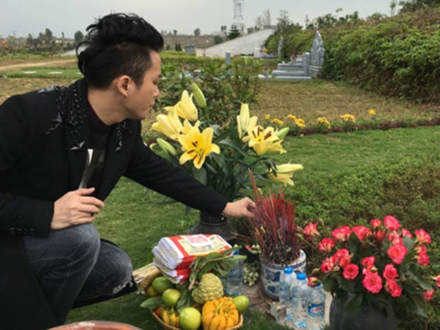 Xúc động hình ảnh Tùng Dương đến thăm và hát bên mộ Trần Lập
