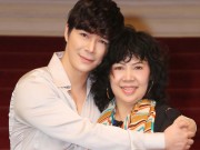 Giải trí - Nathan Lee hạnh phúc vì lần đầu được mẹ hộ tống đi diễn