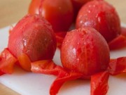 Bếp Eva - Mẹo lột vỏ cà chua nhanh, mịn không bị nát nhũn như siêu đầu bếp