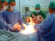 Bà bầu - Đang đỡ đẻ, bác sĩ bỗng hét lên: “Bố đâu, mau chụp ảnh! Con anh là một phép màu”
