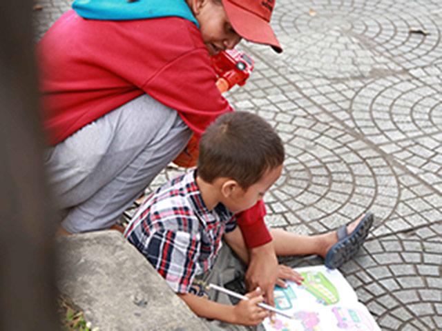 Cậu bé xếp dép giúp các bạn: "Con ước có một quyển sách tập tô và một cây viết"