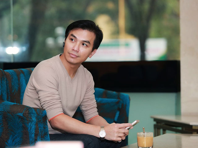 Mạnh Quỳnh giản dị xuất hiện tại Hà Nội chuẩn bị cho liveshow Thanh Hóa