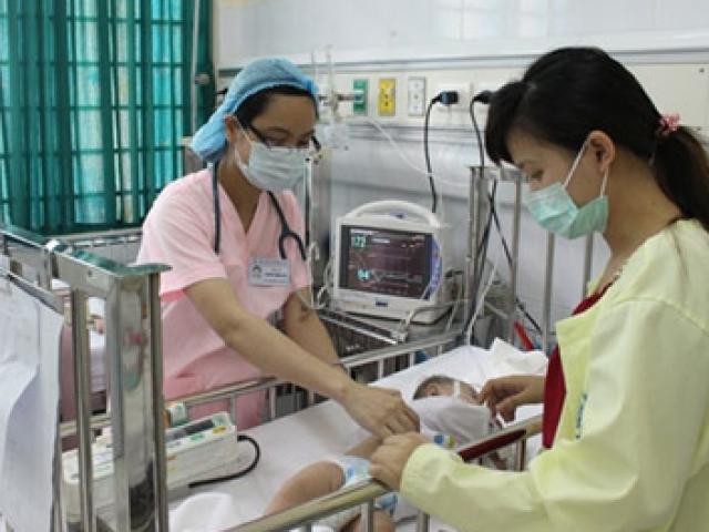 Nước mắt của bà mẹ có con sơ sinh phải thở máy vì ho gà