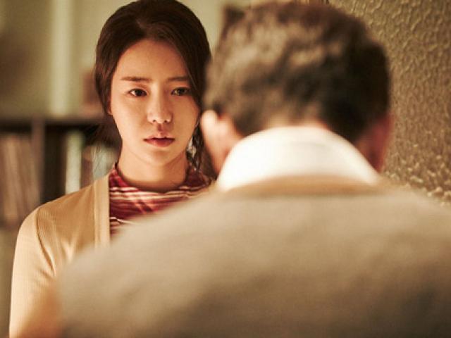 Con anh xinh như thế, vợ anh hiền như thế, vì sao anh cứ đắm đuối vào em?