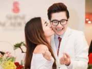 Giải trí - Trang Moon nghịch ngợm hôn má bạn trai thân giữa sự kiện