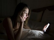 Sức khỏe - Ung thư, mù mắt vì sử dụng điện thoại vào ban đêm