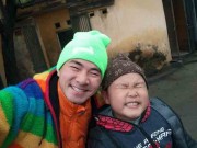 Làm mẹ - Khoảnh khắc giống nhau "đến từng chi tiết" của cặp cha con sao Việt khiến fan phát cuồng