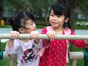 Clip Eva - Video: Thần đồng nói tiếng Anh 5 tuổi có cô em gái 3 tuổi cũng "đỉnh" không thua gì chị