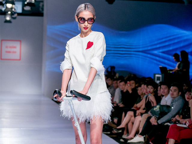 Lần đầu tiên trong lịch sự thời trang Việt, người mẫu catwalk mà chân không chạm sàn