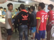 Tin tức - Cả đội bóng lao xuống cứu người đàn ông chìm sâu dưới mương thối trong đêm