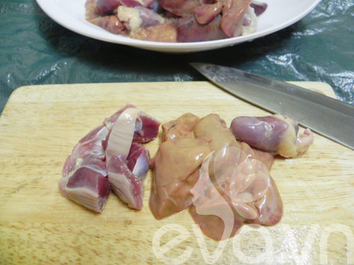 Đổi món với lòng gà xào nấm - 2