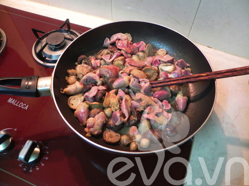 Đổi món với lòng gà xào nấm - 7