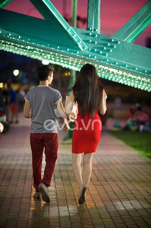 Bắt gặp quot;giai lạquot; vuốt tóc Diễm Hương - 2