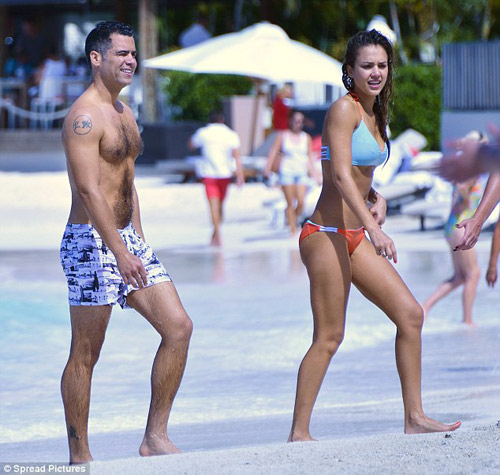 Jessica Alba - quot;Gái 2 conquot; đẹp bất ngờ - 1
