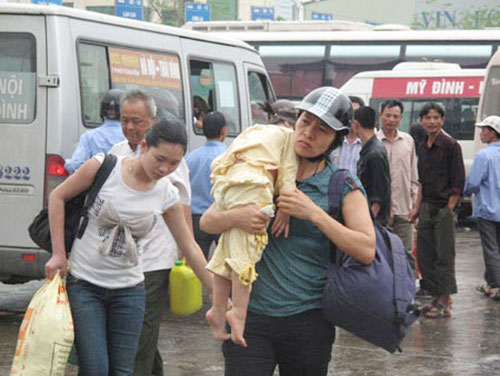 Tăng lượt xe dịp lễ, khách vẫn vật vã về quê - 1