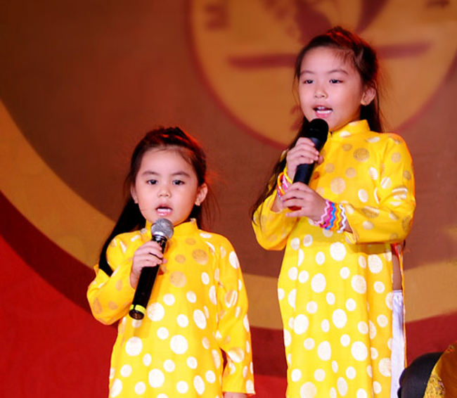 Bé Lọ Lem (ngoài bên phải) tên thật là Mai Thảo Linh hiện đang học lớp 1 cùng trường với Hạt Dẻ.