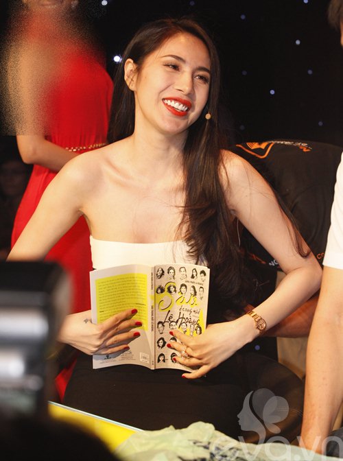 Thủy Tiên lái xế 4 tỷ đi làm giám khảo - 7