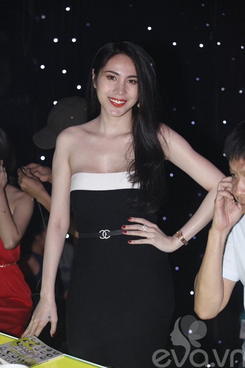 Thủy Tiên lái xế 4 tỷ đi làm giám khảo - 9