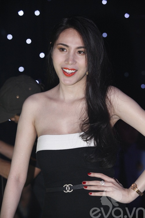 Thủy Tiên lái xế 4 tỷ đi làm giám khảo - 10