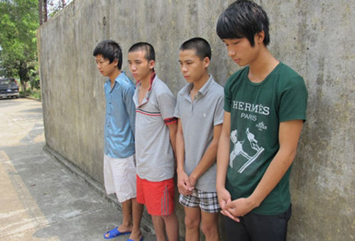 Con trai rủ bạn về nhà đánh bố gãy tay để cướp - 1