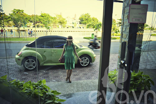 Kim Hiền tự tin khoe quot;xế hộpquot; mui trần - 1