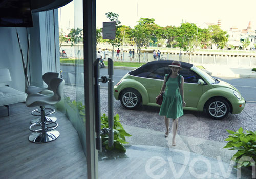 Kim Hiền tự tin khoe quot;xế hộpquot; mui trần - 2