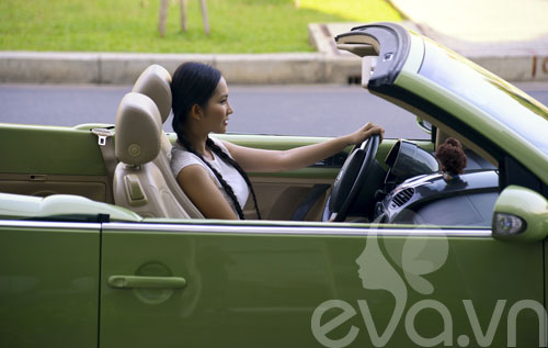 Kim Hiền tự tin khoe quot;xế hộpquot; mui trần - 10