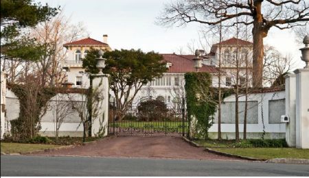 Biệt thự 820 tỷ lộng lẫy vẻ quý tộc - 1