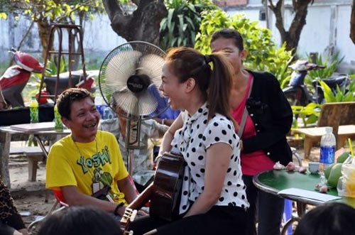 Hồ Ngọc Hà khác lạ với áo bà ba - 3