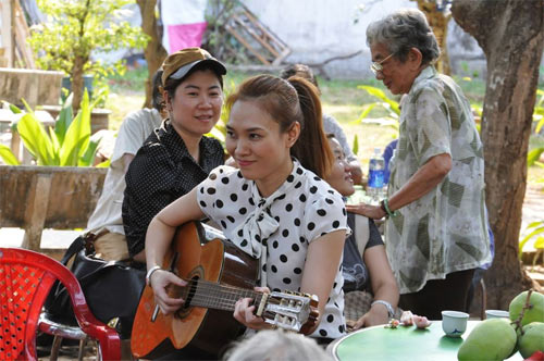 Hồ Ngọc Hà khác lạ với áo bà ba - 2