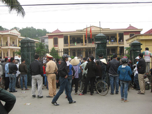 Mang thi thể người thân đến trụ sở xã khiếu nại - 1