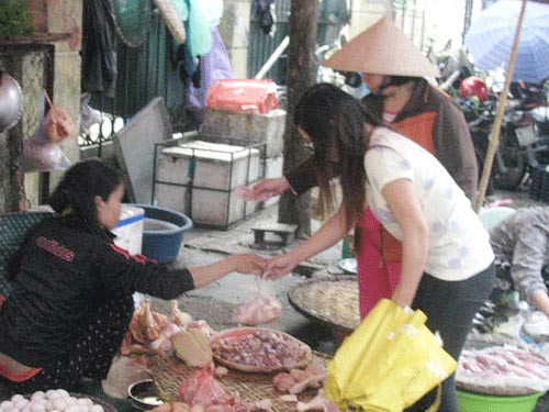 Chợ gà mùa dịch: quot;Cứ mua đi, có gì chị chịu trách nhiệmquot; - 1