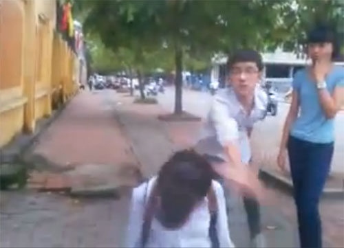 Phẫn nộ nữ sinh bắt bạn quỳ gối xin lỗi giữa đường - 1