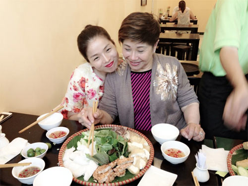 Ngân Khánh, Tuấn Hưng tay trong tay đi ăn - 2