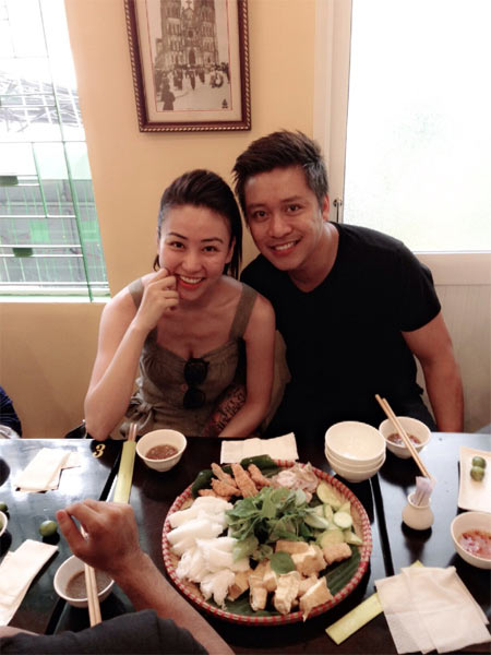 Ngân Khánh, Tuấn Hưng tay trong tay đi ăn - 1