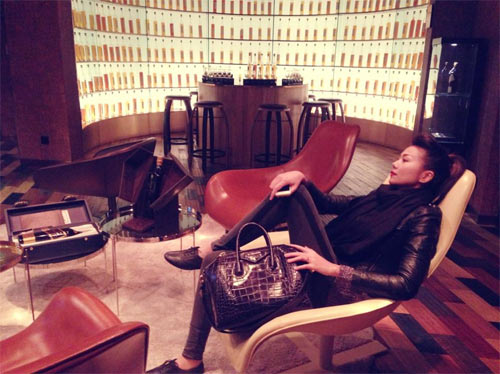 Ngân Khánh, Tuấn Hưng tay trong tay đi ăn - 7