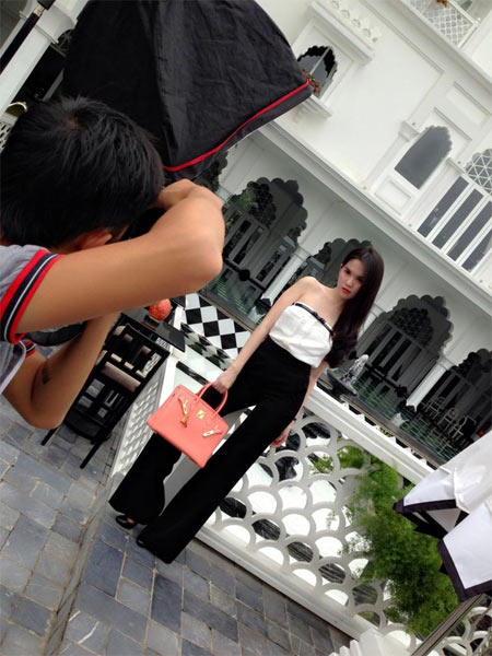 Ngân Khánh, Tuấn Hưng tay trong tay đi ăn - 13