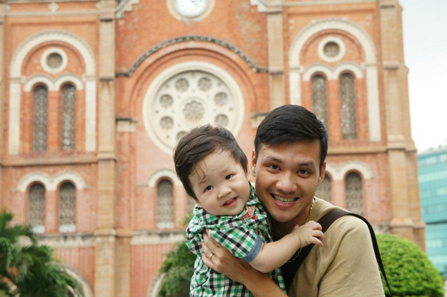 Lần đầu tiên Minh được đi du lịch Sài Gòn với bố mẹ nên con hớn hở cười toe, khoe trọn mấy chiếc răng mới nhú này.